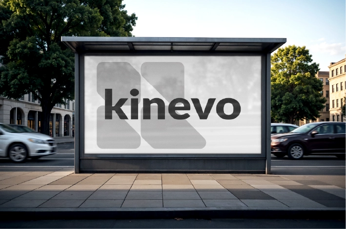 Banner Kinevo cu logo și identitate vizuală integrată